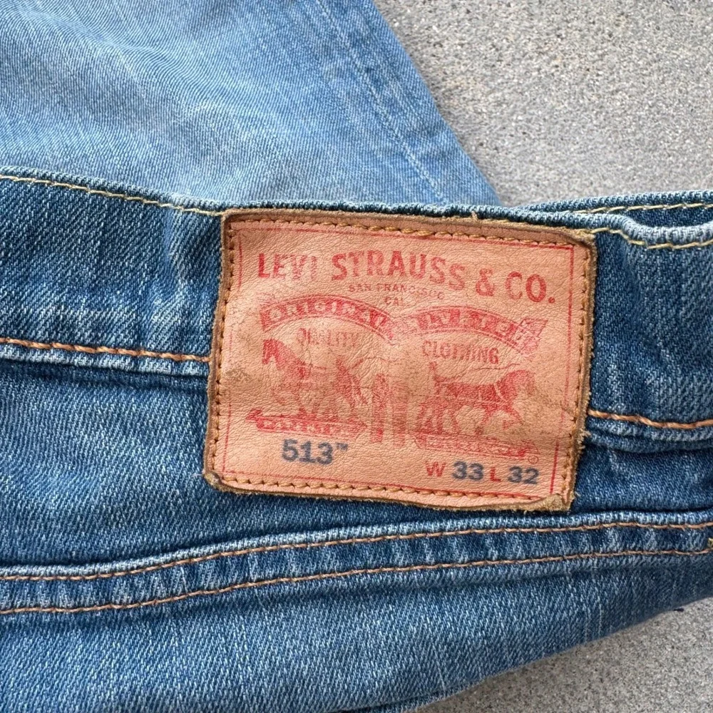 Levi's 513 Slim Straight Jeans Mens 33x32 Medium Wash Distressed Blue Denim
